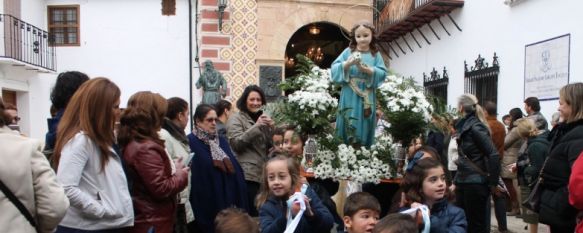 Los padres han participado en la procesión acompañando en el recorrido a sus hijos. // CharryTV