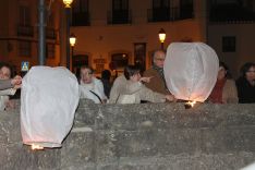 Los globos de papel eran lanzados al cielo en memoria de las víctimas. // CharryTV