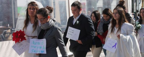 Un centenar de jóvenes se visten de novios como signo de rechazo a la violencia machista, Los alumnos del IES Pérez de Guzmán se han echado a la calle con el objetivo de transmitir distintos mensajes sobre el significado del amor , 26 Nov 2013 - 16:54