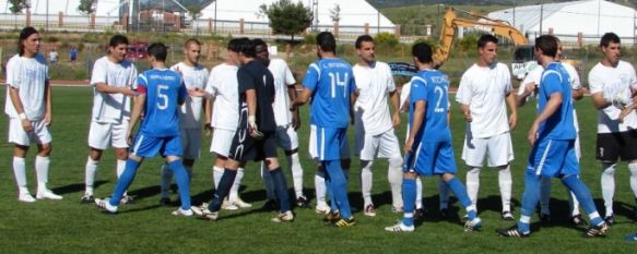 Los jugadores de ambos equipos se saludan antes del pitido inicial. // CharryTV