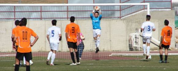 El C.D. Ronda sale del pozo tras superar al Antequera en un igualado derbi (1-0), Un solitario tanto de Daniele permite al conjunto blanco abandonar los puestos de descenso, algo que no sucedía desde el 5 de octubre , 01 Dec 2013 - 15:11