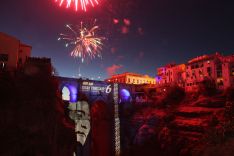 Imagen de la proyección y el castillo de fuegos artificiales sobre el Puente Nuevo. // CharryTV