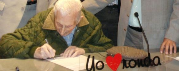 Pedro Pimentel, de 97 años de edad, firmando su afiliación al PSOE. // CharryTV