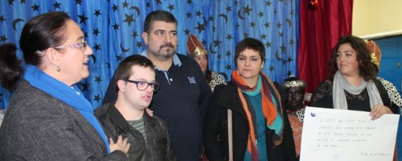 El Colegio Miguel de Cervantes muestra su solidaridad donando 400 euros a ASIDOSER, La AMPA del centro recaudó el dinero con la venta de unas pulseras en el Día del Niño, el pasado 20 de noviembre, 19 Dec 2013 - 18:43