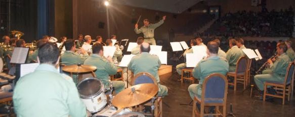 El concierto navideño de La Legión llena de público el Teatro Vicente Espinel, La actuación fue ofrecida por la Unidad de Música de la Brigada Rey Alfonso XIII, II de La Legión junto a la Banda de Guerra del IV Tercio, 19 Dec 2013 - 20:00