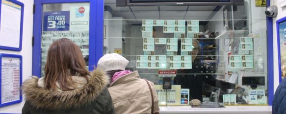 La crisis y el impuesto del Estado del 20% para los premiados hacen bajar la venta de lotería, Este año los décimos más buscados en las administraciones son los que terminan en 13, 69 y 5, 20 Dec 2013 - 19:15