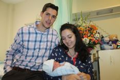 David y Betsaida posan orgullosos con el recién nacido. // CharryTV