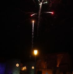 El acto finalizó con los fuegos artificiales. // CharryTV