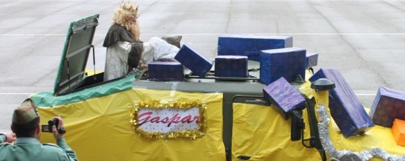 El IV Tercio Alejandro Farnesio celebra su singular Cabalgata de Reyes, Los niños, hijos y familiares de Caballeros Legionarios, han asistido al desfile y han recibido regalos de manos de Sus Majestades, 03 Jan 2014 - 16:52