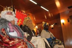 Los Reyes Magos han repartido los regalos en el salón de actos del acuartelamiento. // CharryTV