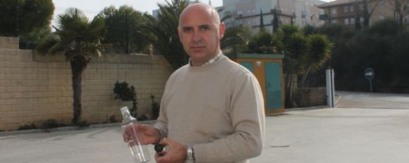 Juan Rosúa, gerente de la Almazara de Ronda, con una de las botellas que tendrán que utilizar los bares. // CharryTV