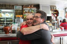 El propietario del Bar Los Ángeles ha vendido la mayoría de los cupones. // CharryTV