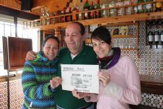 La familia Ordóñez muestra orgullosa el número premiado. // CharryTV