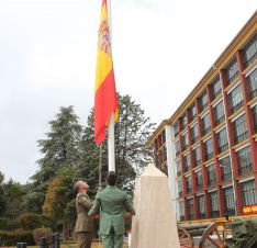 Izada de la bandera en el patio del Patronato Militar. // CharryTV