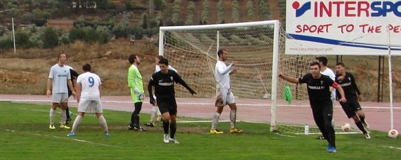 Arambarri celebra el primer gol visitante. // Miguel Ángel Mamely