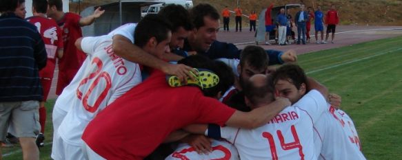 Los jugadores rondeños celebran el gol conseguido por Jairo.  // Miguel Ángel Navarro Mamely