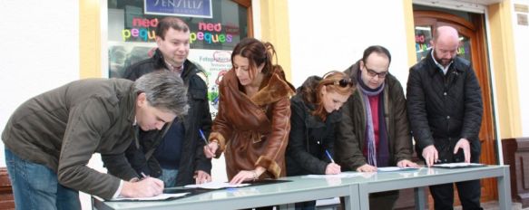 Reúnen más de 500 firmas para que la Junta reanude las obras de los nuevos accesos a la ciudad, Ayer comenzó la campaña, en la que participaron diversos colectivos y los partidos con representación en la corporación local, 26 Jan 2014 - 17:09