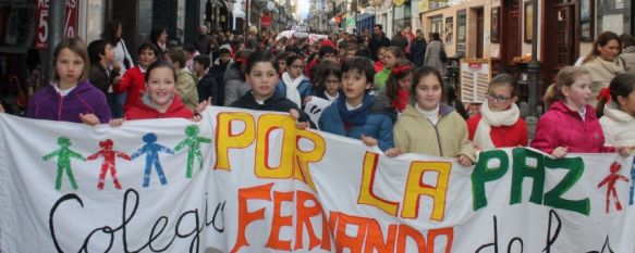 Medio millar de escolares rondeños conmemoran el Día Internacional de la Paz, Han completado una marcha a pie entre la avenida Martínez Astein y el Teatro Municipal Vicente Espinel, 30 Jan 2014 - 17:14