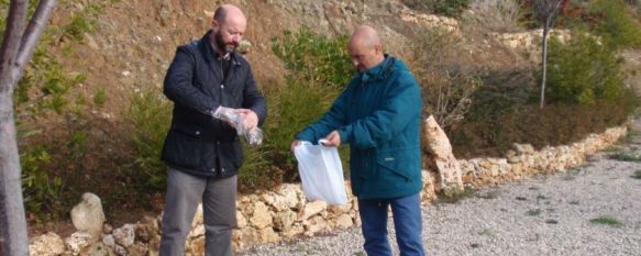 Recogen excrementos de perros para concienciar a la población sobre la limpieza de las calles, Es una iniciativa de las concejalías de Medio Ambiente y Parques y Jardines que forma parte del proyecto ‘Ronda limpia’, 03 Feb 2014 - 16:57