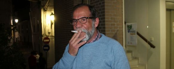 El alcalde de Benaoján fumando en la entrada del Ayuntamiento. // CharryTV