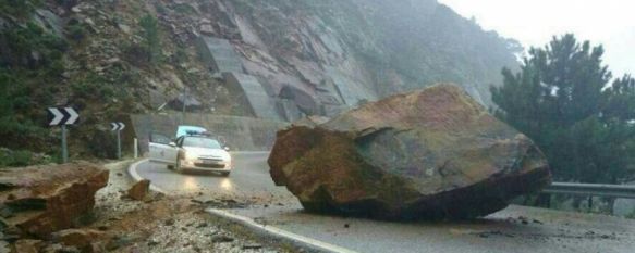 Imagen de la enorme piedra, que por fortuna no ha provocado daños personales.  // CharryTV