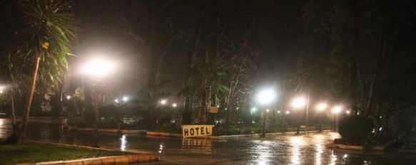 El cartel de un hotel de la avenida Virgen de La Paz llegó hasta la Alameda del Tajo.  // CharryTV