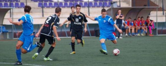 El jugador rondeño, en una acción con el Puerto Malagueño en el Medina Lauxa de Loja. // Roberto Ordóñez