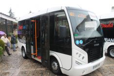 Los dos buses de la marca Otokar están adaptados para personas de movilidad reducida. // CharryTV