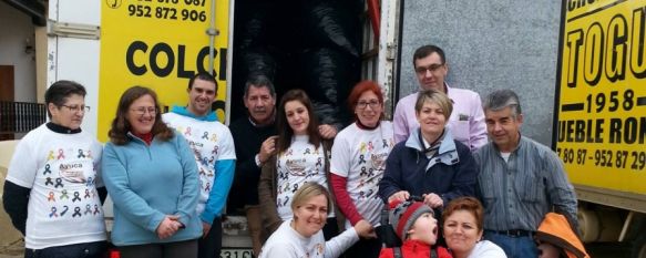 Voluntarios de AYUCA junto al pequeño Juan. // CharryTV