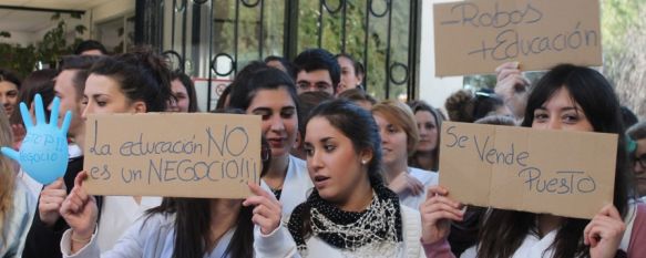 Los jóvenes han expresado su disconformidad ante el cese de Juan Bosco Trigueros. // CharryTV