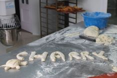 El nombre de nuestra empresa convertido en pan. // CharryTV