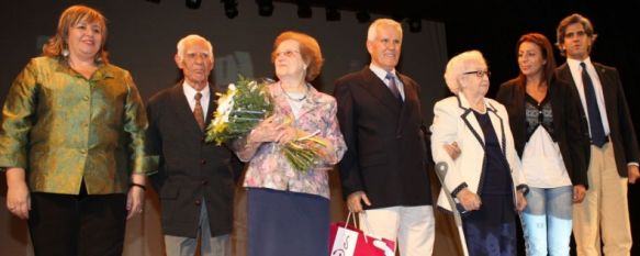 El Ayuntamiento homenajea a los mayores con una gala en el Teatro Espinel, María Lobato y Manuel Cañestro fueron premiados por una vida de esfuerzos, 03 Oct 2011 - 16:00