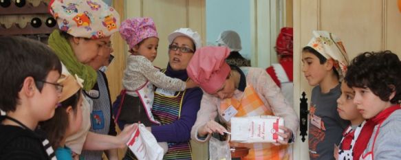 Aprendiendo a cocinar en familia en Semana Blanca, Niños de entre 6 y 12 años reciben sus primeras nociones culinarias de manos de sus padres y abuelos en las instalaciones del OALFPE, 25 Feb 2014 - 20:50