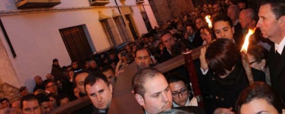 Ronda se vuelca con el Insigne Via Crucis , Cientos de personas participan en este inédito acto religioso que conmemora las Bodas de Plata de la Agrupación de Hermandades y Cofradías, 27 Feb 2014 - 16:51