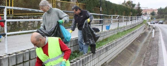 El proyecto ‘Ronda Limpia’ centra su última actividad en la retirada de basuras en cunetas, Medio Ambiente crea el Certificado a la Entidad Verde con el que se premiará a las empresas que mantengan una actitud ecológica, 03 Mar 2014 - 18:48