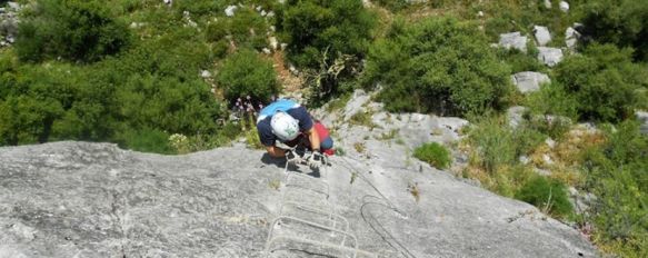 La vía ferrata dispone de una tirolina de 70 metros, situada a 100 metros de altura. // Al Andalus Activa.