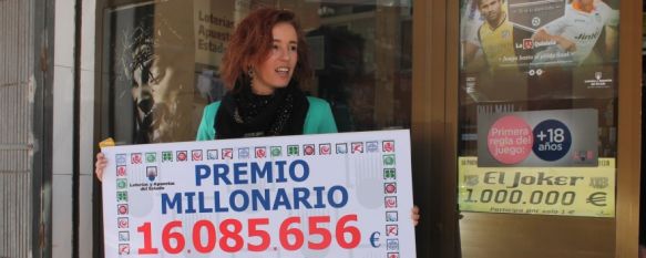 Inmaculada Racero muestra el cartel con el premio millonario.  // CharryTV