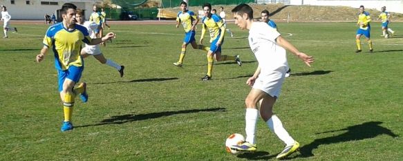 El CD Ronda suma su tercer triunfo consecutivo y ya roza la salvación, El conjunto de Ángel Oliva se impuso a Los Molinos, rival directo por la permanencia, con goles de Chechu y Borja, 19 Mar 2014 - 19:38