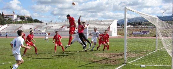 El C.D. Ronda golea a Los Villares y sale de los puestos de descenso, Víctor Rueda, Humberto, Chechu y Jona marcaron para el conjunto blanco, que ha conseguido 15 goles en sus tres últimos partidos como local, 30 Mar 2014 - 15:32