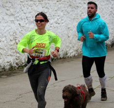 Algunos participantes se animaron a realizar el recorrido acompañados por sus mascotas. // Manuel Antonio Albalat