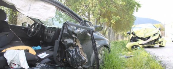 Tres heridos tras una colisión frontal entre dos vehículos en La Indiana, La alcaldesa pedánea afirma que se ha solicitado en varias ocasiones la instalación de badenes o semáforos para regular la velocidad en la zona, 04 Apr 2014 - 18:36