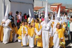 Numerosos niños han formado parte del desfile procesional.  // CharryTV
