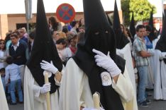 Hermanos de fila, en la salida desde la iglesia de San Cristóbal. // CharryTV