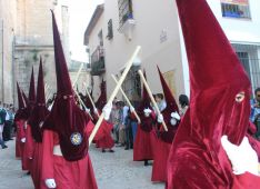 Más de un centenar de nazarenos han formado parte del desfile procesional. // CharryTV