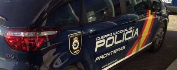 Vehículo policial en el Puerto de Algeciras.  // El Baluarte de Cádiz