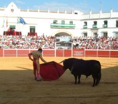 Rafael Tejada, durante la faena en Aguilar de la Frontera.  // José Antonio Hurtado