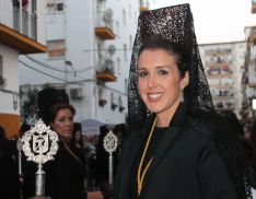 Decenas de mujeres ataviadas con el traje de mantilla han participado en el cortejo. // CharryTV