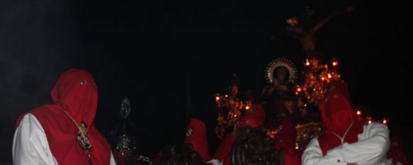 Penumbra y canto gregoriano en la solemne estación penitencial de El Silencio , La Schola Gregoriana Sancte Benedicte acompañó al Santísimo Cristo de la Sangre y Nuestra Señora del Mayor Dolor, 16 Apr 2014 - 01:32