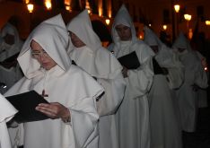 Por primera vez un grupo de cantos gregorianos formó parte del cortejo procesional. // CharryTV