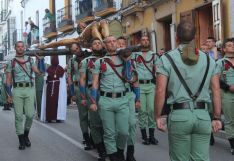 Caballeros Legionarios portando al Cristo de la Buena Muerte. // CharryTV